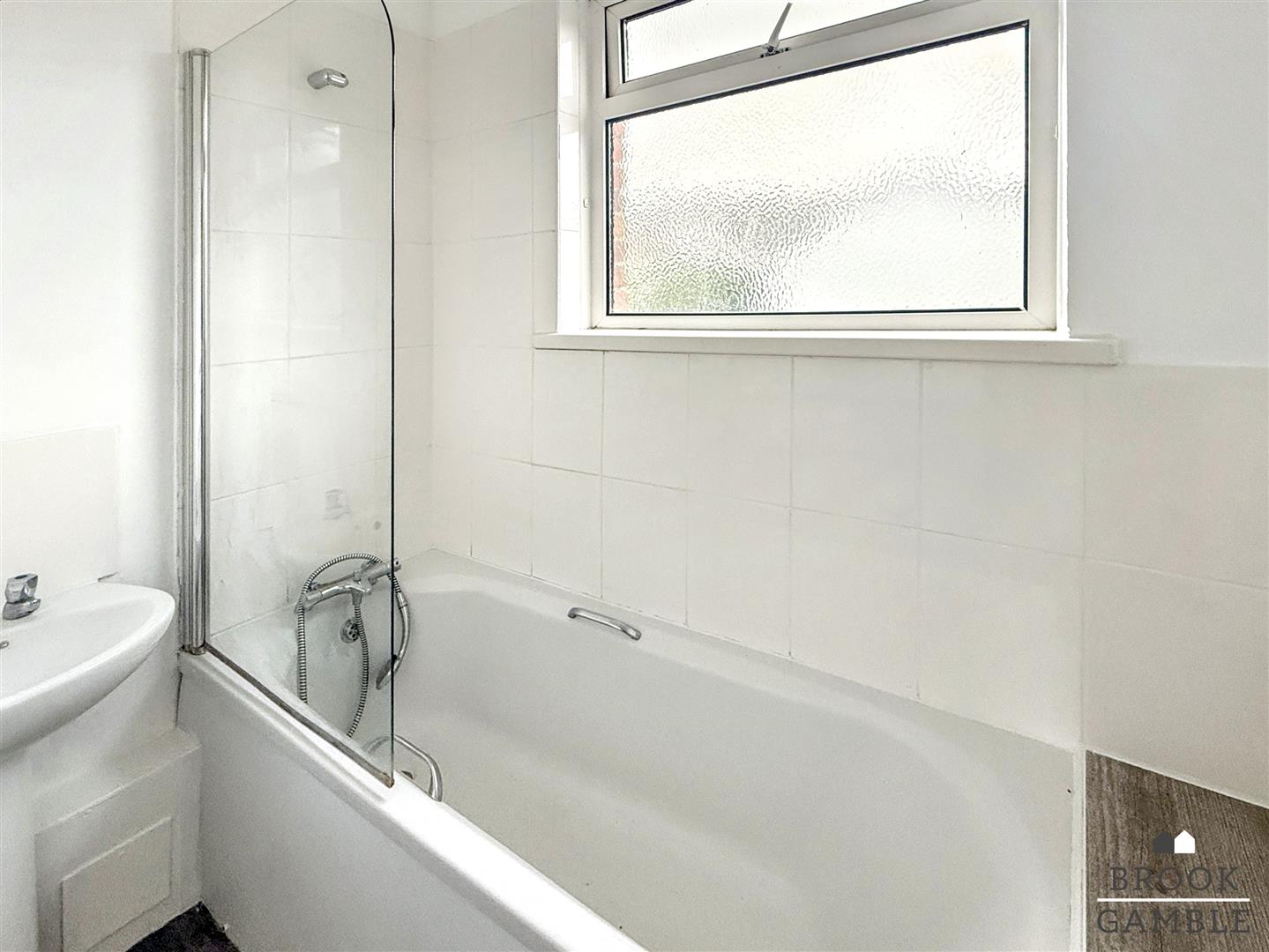 2 Bedroom Flat. Victoria Drive in Eastbourne,  9